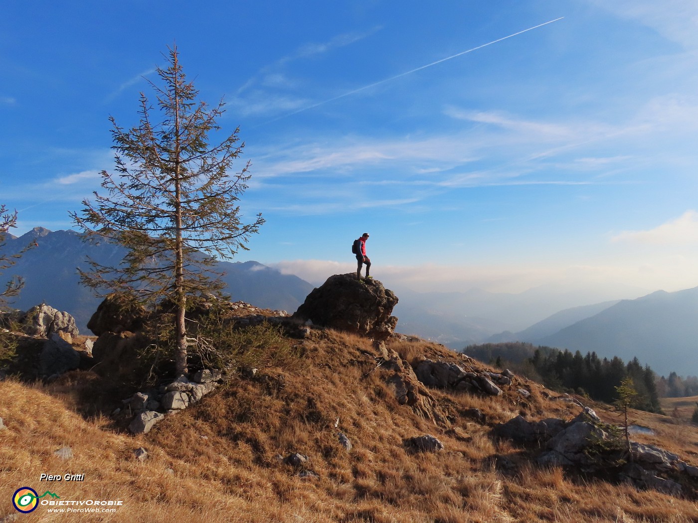 51 Ammirando il panorama dal bel roccione.JPG